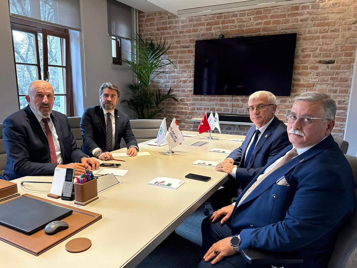 EmlakYonetim's tweet photo. Türkiye Muhtarlar Konfederasyonu Genel Başkanı Kadir Delibalta, Kocaeli Muhtarlar Derneği Başkanı ve Konfederasyon Genel Başkan Yardımcısı İlhan Altıntaş, Yalova Muhtarlar Derneği Başkanı ve Konfederasyon Genel Başkan Yardımcısı Mustafa Kandemir; Genel Müdürümüz Mehmet Akif Küçükdağ’ı ziyaret ederek kamu hizmetleri alanında yapılabilecek iş birlikleri konusunda istişarelerde bulundu.

Nazik ziyaretleri için kendilerine teşekkür ediyoruz.