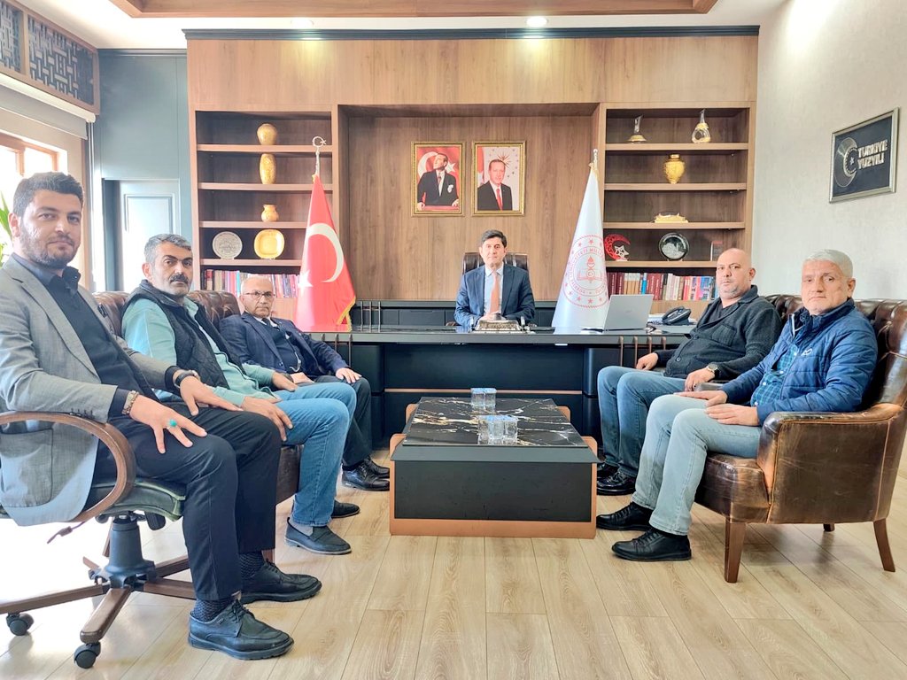 Mardin Engelliler Sosyal Yardımlaşma ve Dayanışma Derneği Başkanı Yılmaz Demir ve yönetim kurulu üyeleri, 3 Aralık Dünya Engelliler Günü kapsamında İl Millî Eğitim Müdürümüz Sayın Ali Eyyüpkoca'yı ziyaret ettiler.
Nazik ziyaretleri ve duyarlılıkları için kendilerine teşekkür