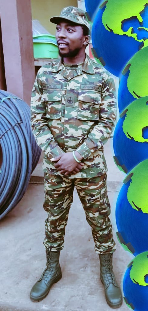 AlouetteManager's tweet photo. En RDC 🇨🇩,
un policier avec une lance-roquettes… 🤔
C’est quoi le projet exactement ❔
Assurer la sécurité ou préparer la guerre contre le peuple ?
On se pose des questions, et c’est normal.
Un tel équipement n’a rien à voir avec le maintien de l’ordre.
La population mérite des https://t.co/CRvLBNvn31