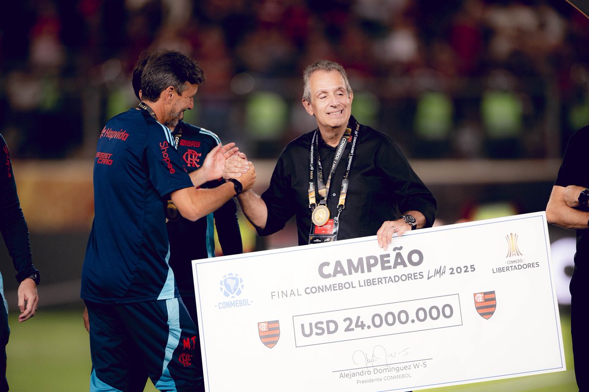 futebol_info's tweet image. ⚠️ Flamengo se torna o único clube brasileiro da história a atingir um faturamento anual de R$ 2 bilhões.

O valor foi alcançado após a conquista do título da Libertadores. O Rubro-Negro estimava uma receita de R$ 1,85 bilhão para 2025, mas a quantia foi superada.

Ainda há mais…