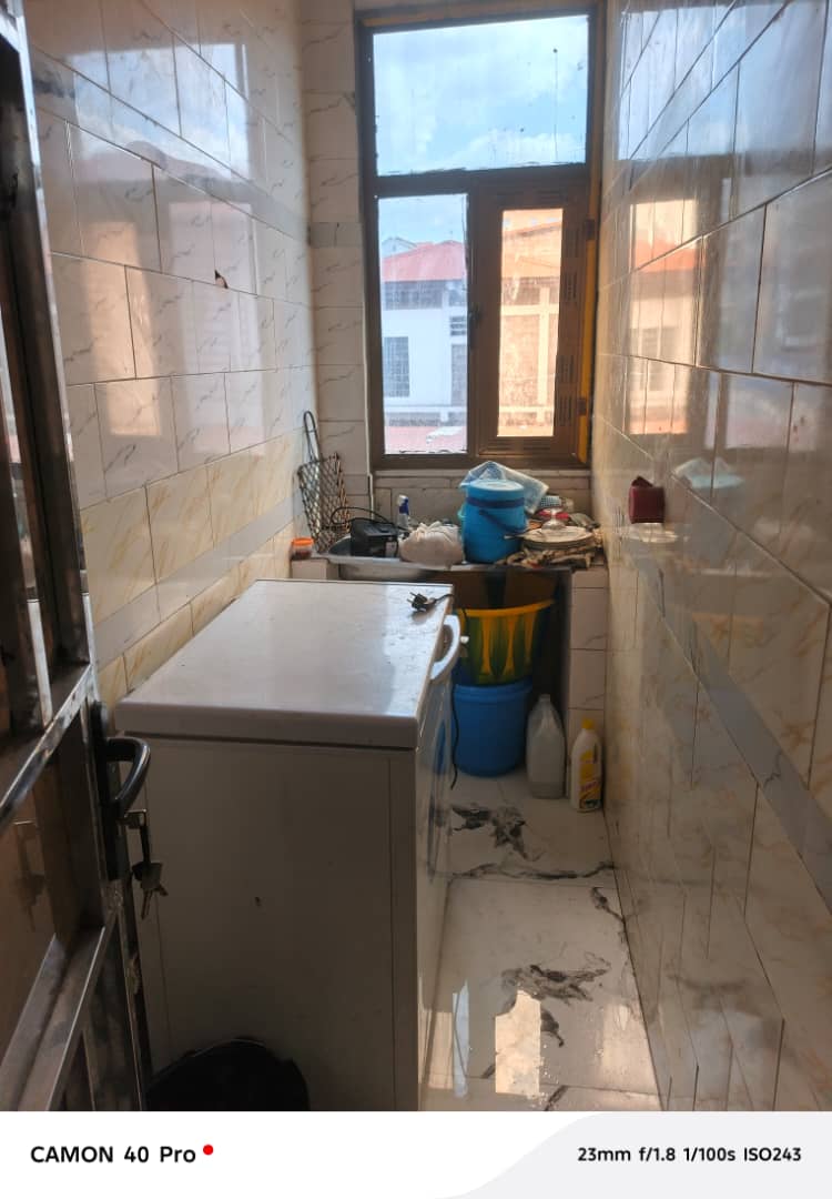 #Immo #Maison #Parcelle
🌟🌟🌟Appartement mis en location dans la Commune de Lingwala non loin de la chaussée Mushie
☎️+243 993961656
💥Composition:
👉1 Chambre
👉Salon 
👉Cuisine équipée
👉Salle de bain
👉Climatisée
🌟LOYER: 400$
💥GARANTIE: 4+1