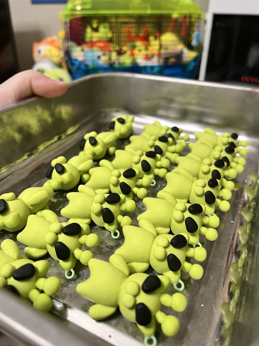 comfysproutco's tweet photo. In the studio painting alien kitties today👽🛸🐈‍⬛ https://t.co/xkd4IMD2dZ