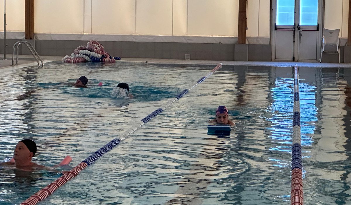 🏊‍♂️ Comienzan los cursos de natación y la actividad de nado libre en la piscina de invierno.