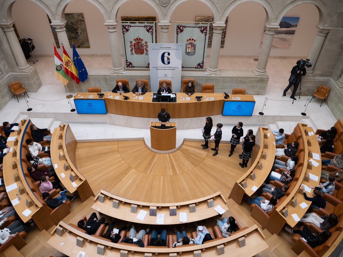 🏛️El presidente <a href="/CapellanGonzalo/">Gonzalo Capellán</a> ha participado en el acto institucional organizado por <a href="/ParlamentoRioja/">Parlamento de La Rioja</a> para conmemorar el aniversario de la Constitución Española con una lectura de la Carta Magna, protagonizada por alumnos de Primaria de centros de toda la comunidad autónoma.