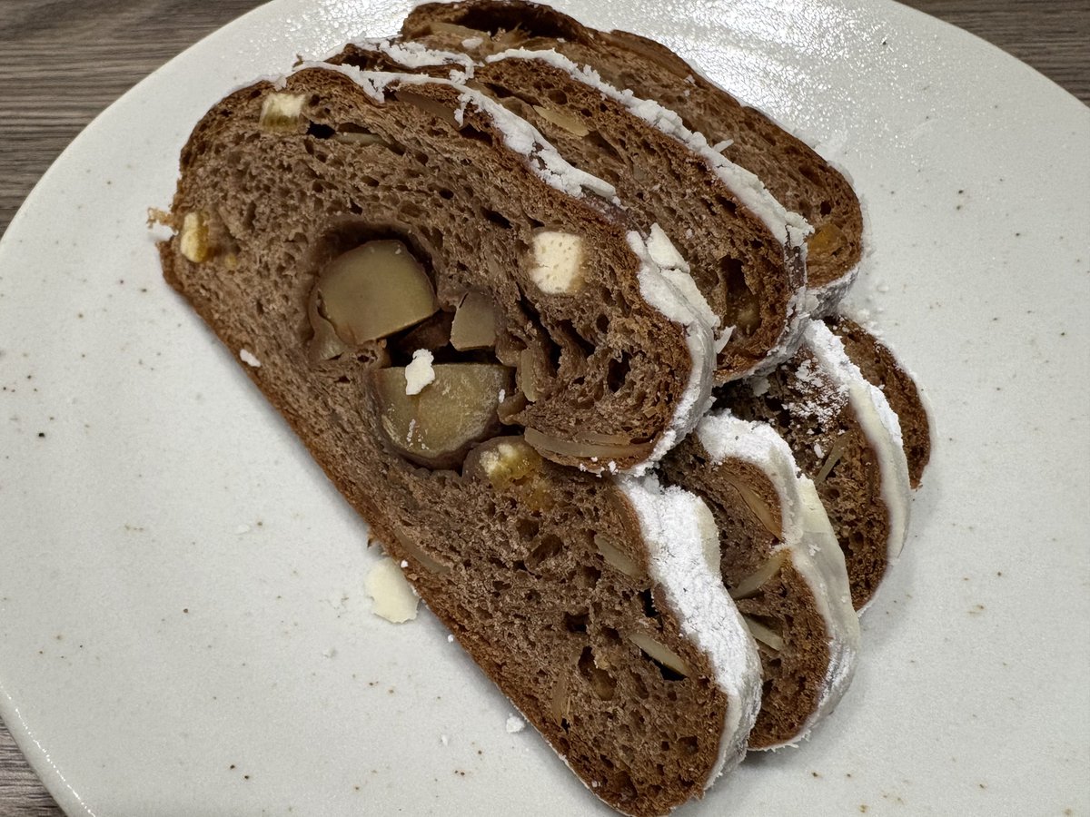 ココア味の生地にラム酒漬けのオレンジピールと栗の渋皮煮を入れたシュトレンです。
ココアとオレンジのほのかな苦味と栗の甘さがめちゃくちゃ美味い！！