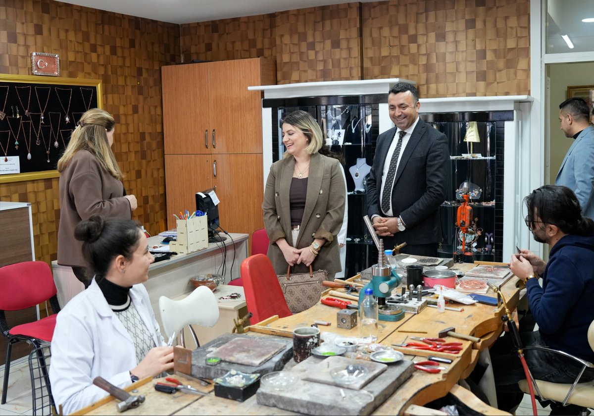 Diyarbakır Sur Kaymakamımız Sayın Hasan Akbulut, kurumumuzun atölyelerini ziyaret ederek yürütülen çalışmalar hakkında bilgi aldı.
Diyarbakır Olgunlaşma Enstitüsü olarak, Sayın Kaymakamımıza nazik ziyaretlerinden dolayı teşekkür ederiz.