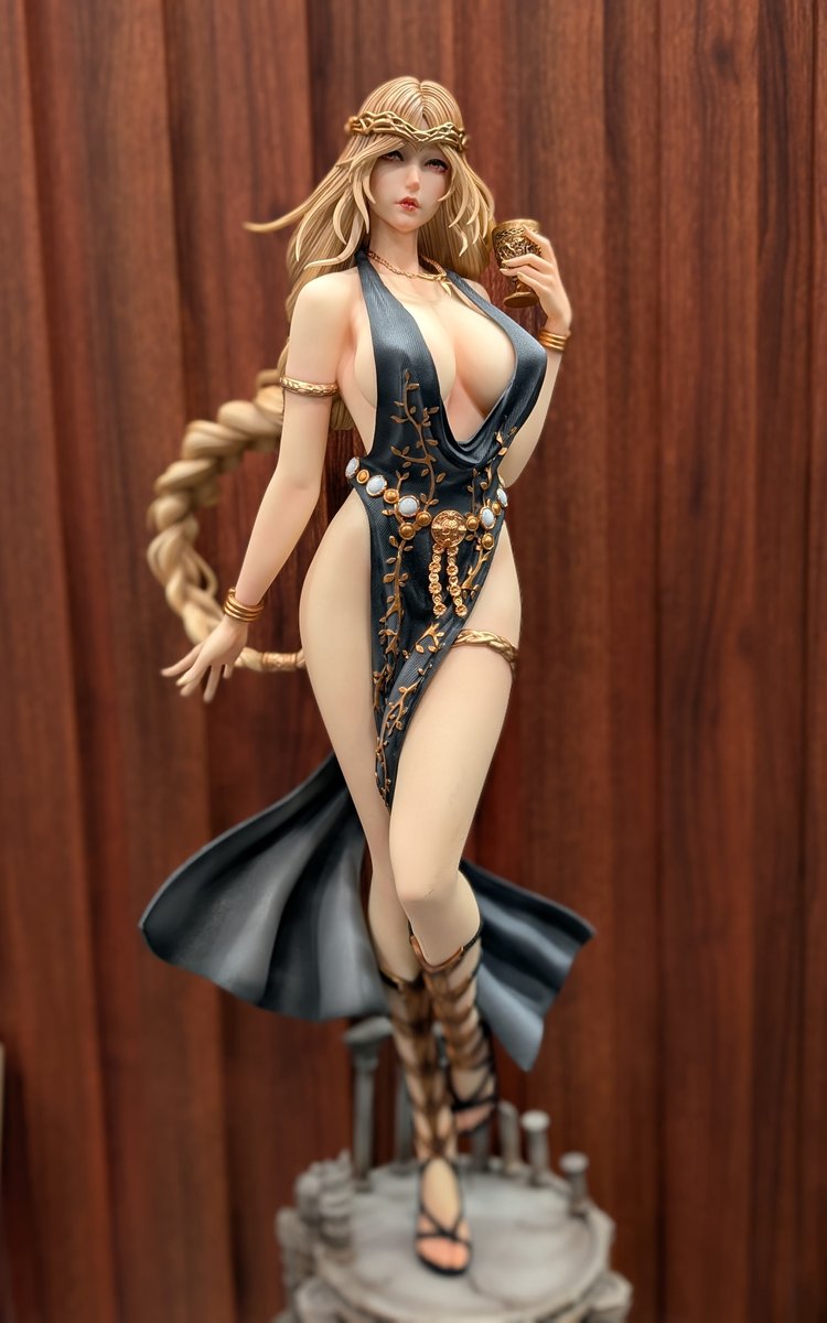 Finally assembled! Here is Queen Marika the Eternal figure by CROWN Studio 😍

I can't get her panties to stick so she is wearing nothing behind that dress right now 🫣