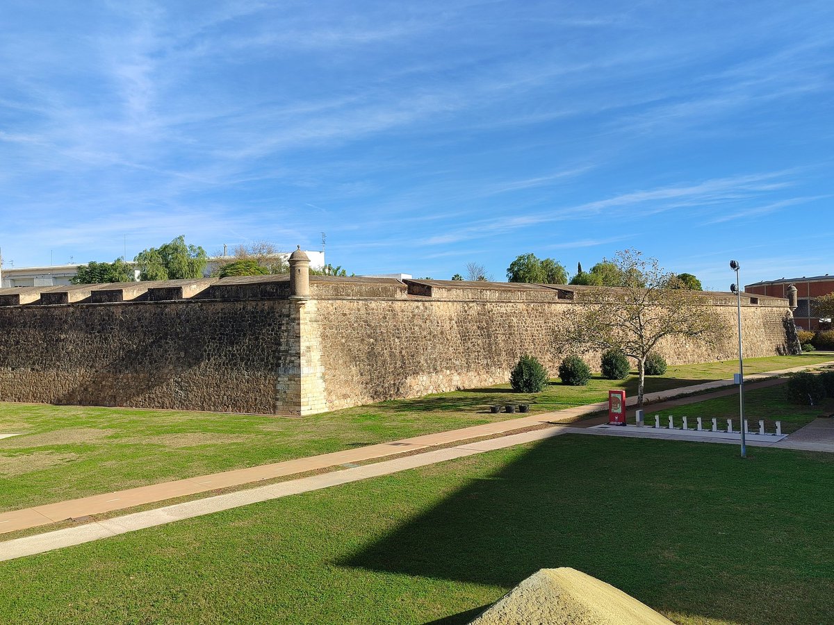 La recuperación de los fosos y el espacio entre los baluartes de Santa María y San Roque marcó un hito en la recuperación de la fortificación abaluartada que debe proseguir con el cierre de brechas y la puesta en valor de más espacios de toda la fortificación. #Badajoz