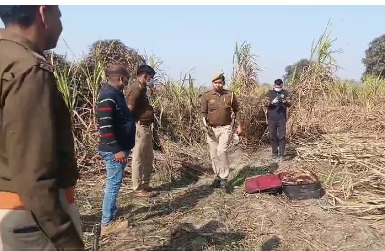 bstvlive's tweet photo. हापुड़ : सूटकेस में महिला के कंकाल मिलने का मामला
➡ एसपी ने पर्दाफाश करने के लिए तीन टीमें लगाई
➡ पुलिस हाईवे किनारे सीसीटीवी खंगालने में जुटी
➡ पिलखुवा कोतवाली क्षेत्र खेत में मिला था सूटकेस
#Hapur #SkeletonFound @hapurpolice https://t.co/P37EvpK2fh