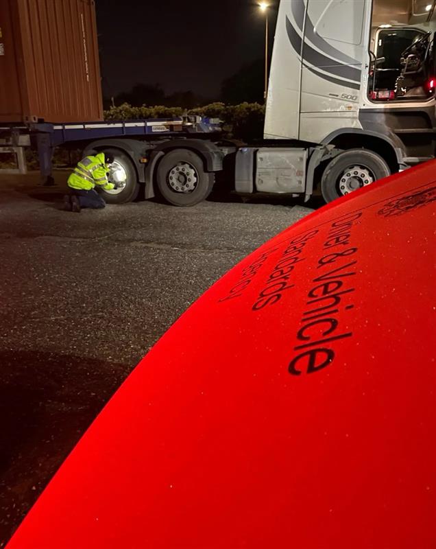 DVSAEnforcement's tweet photo. #Thurrock Night Check👇
4️⃣Immediate prohibitions for tyres, lights & air leak from a failed brake chamber❌
Vehicle & trailer immobilised✅
Driver staying in his cab for the night✅
#DVSA #NightCheck #Defects #Immobilised https://t.co/nIjsOMIPjK