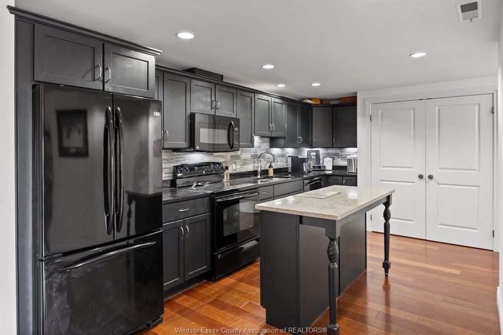 WePaintCabinets's tweet photo. Another stunning kitchen transformation by WePaintCabinets! 🖌️✨

This client was ready to say goodbye to the dark, moody look and hello to bright and airy vibes with BEHR “Tin Foil” 

Ready for your own kitchen refresh? DM us or visit https://t.co/Fn5zErIvDw for a free quote! https://t.co/Lj5PuDMAi3