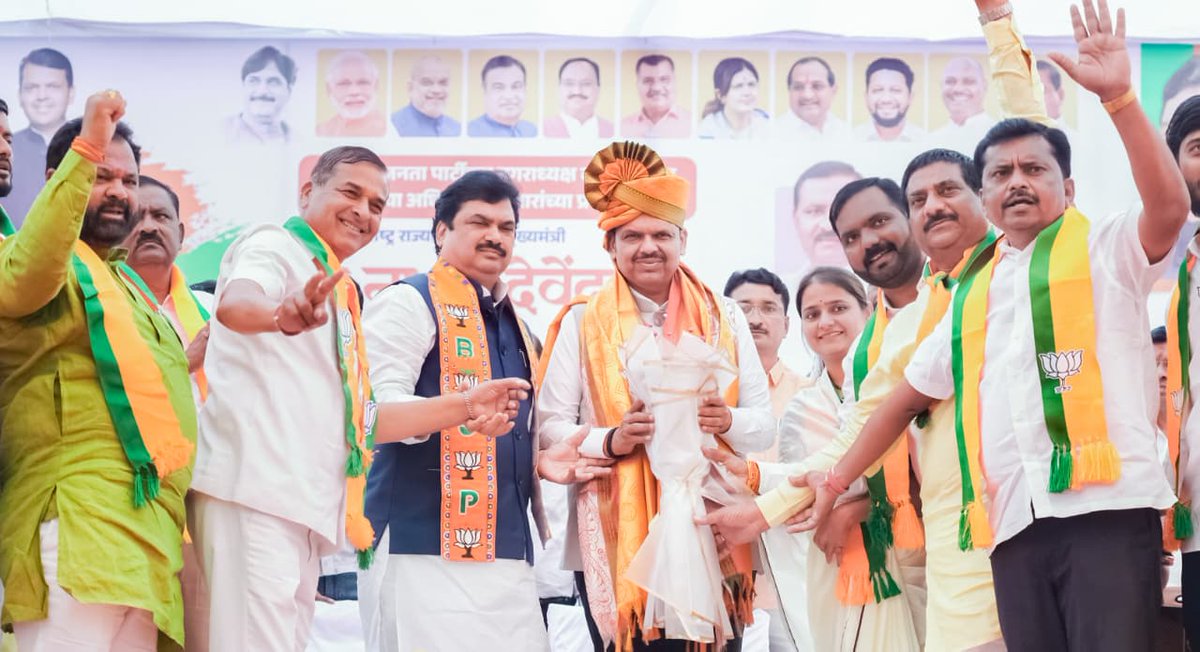 BJP4Maharashtra's tweet image. साथ कमळाला,
समृद्ध महाराष्ट्राला..! 🪷

माननीय मुख्यमंत्री देवेंद्रजी फडणवीस यांच्या जामखेड आणि भोर येथील जाहीर प्रचार सभेतील काही दृश्य... 

@Dev_Fadnavis #Maharashtra #DevendraFadnavis #Bjp #NagarParishad2025 #Niti_Gati_Pragati