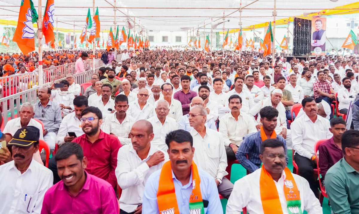 BJP4Maharashtra's tweet image. साथ कमळाला,
समृद्ध महाराष्ट्राला..! 🪷

माननीय मुख्यमंत्री देवेंद्रजी फडणवीस यांच्या जामखेड आणि भोर येथील जाहीर प्रचार सभेतील काही दृश्य... 

@Dev_Fadnavis #Maharashtra #DevendraFadnavis #Bjp #NagarParishad2025 #Niti_Gati_Pragati