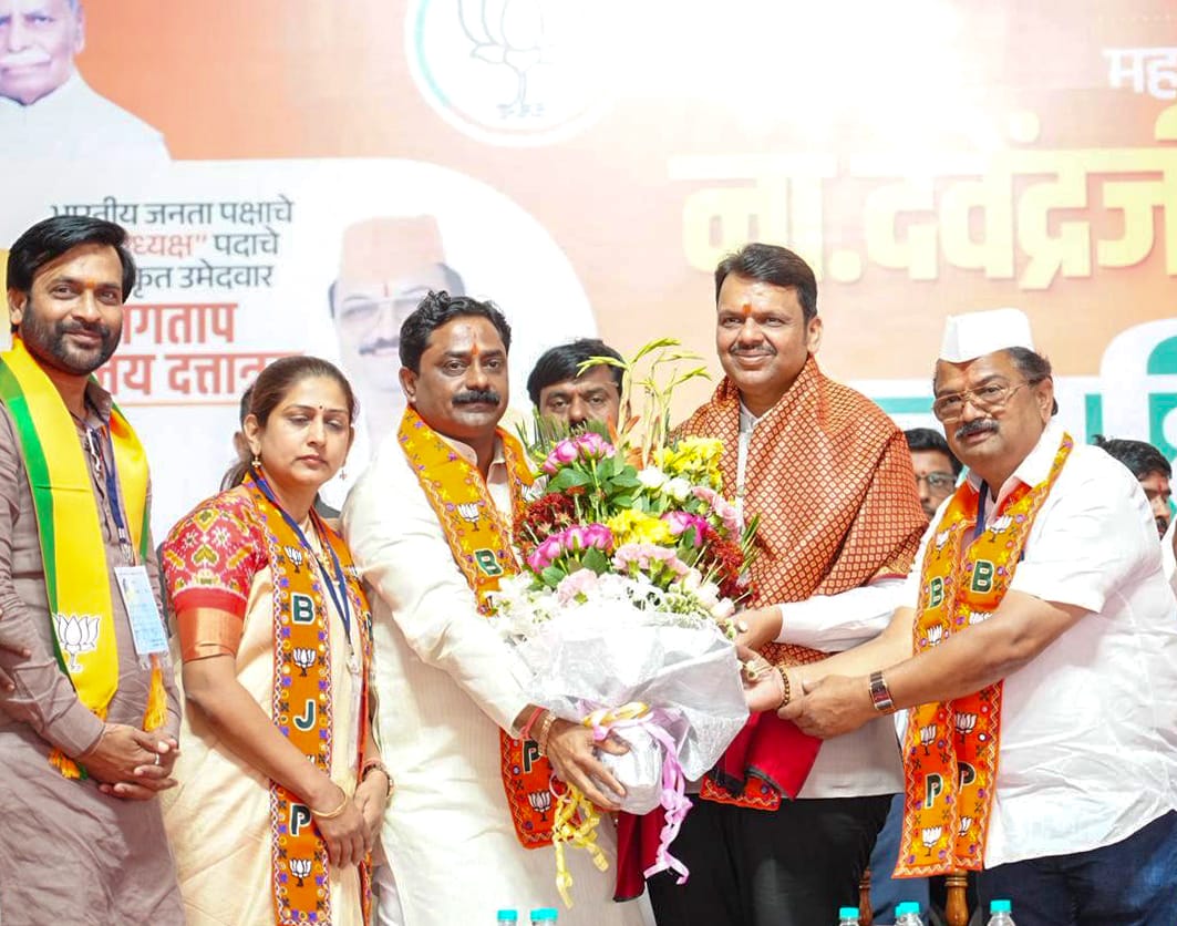 BJP4Maharashtra's tweet image. साथ कमळाला,
समृद्ध महाराष्ट्राला..! 🪷

माननीय मुख्यमंत्री देवेंद्रजी फडणवीस यांच्या जामखेड आणि भोर येथील जाहीर प्रचार सभेतील काही दृश्य... 

@Dev_Fadnavis #Maharashtra #DevendraFadnavis #Bjp #NagarParishad2025 #Niti_Gati_Pragati