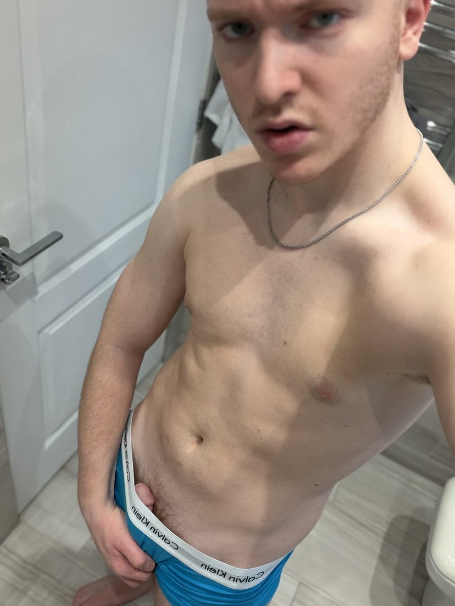 Morning 🪵

#ginger #buzzcut #uklads #abs #gayuk #twink #blueeyes #gay