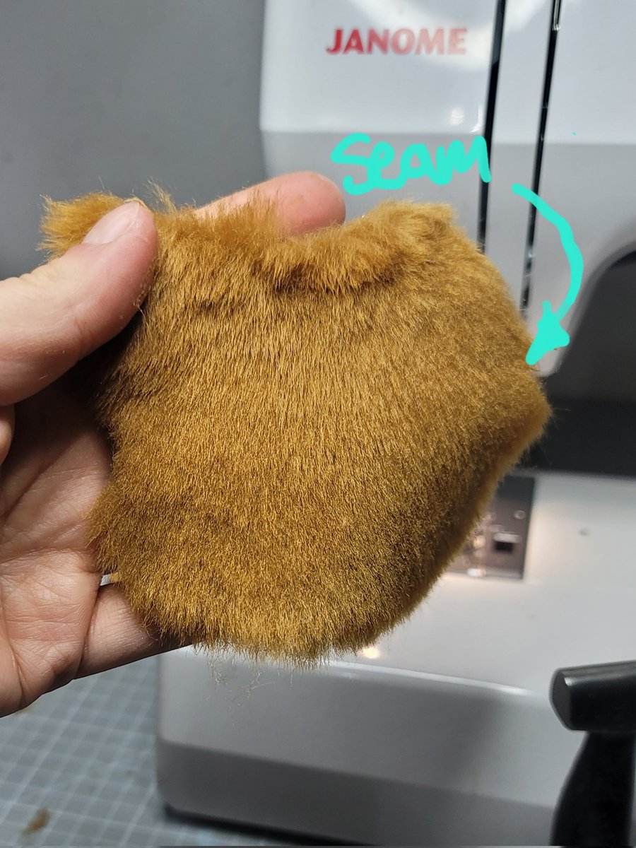 MazMadeFursuits's tweet photo. Super quick picture tutorial of how I did the seamless seam on short fur yesterday! 

I'll do something more in depth once I have the details down, like exactly how far apart to make the seams, does thread thickness make a difference, etc

But for now here's what I've got so far! https://t.co/2X50Cy4fUE