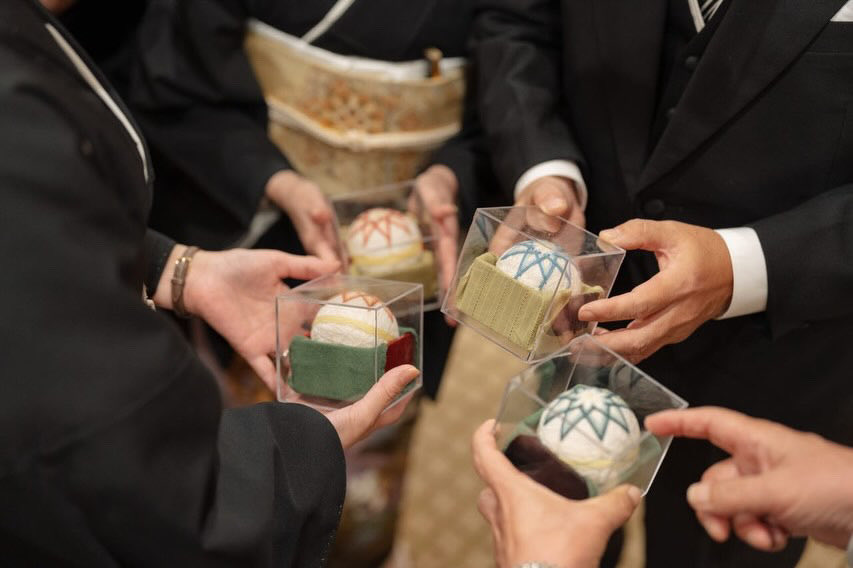 人と人とを繋げる手まりは、特別な贈り物として温もりと想いを乗せ、幸せ空間に仲間入りしました🍀

私はとても幸せ者です😭 

『末長くお幸せに💖』