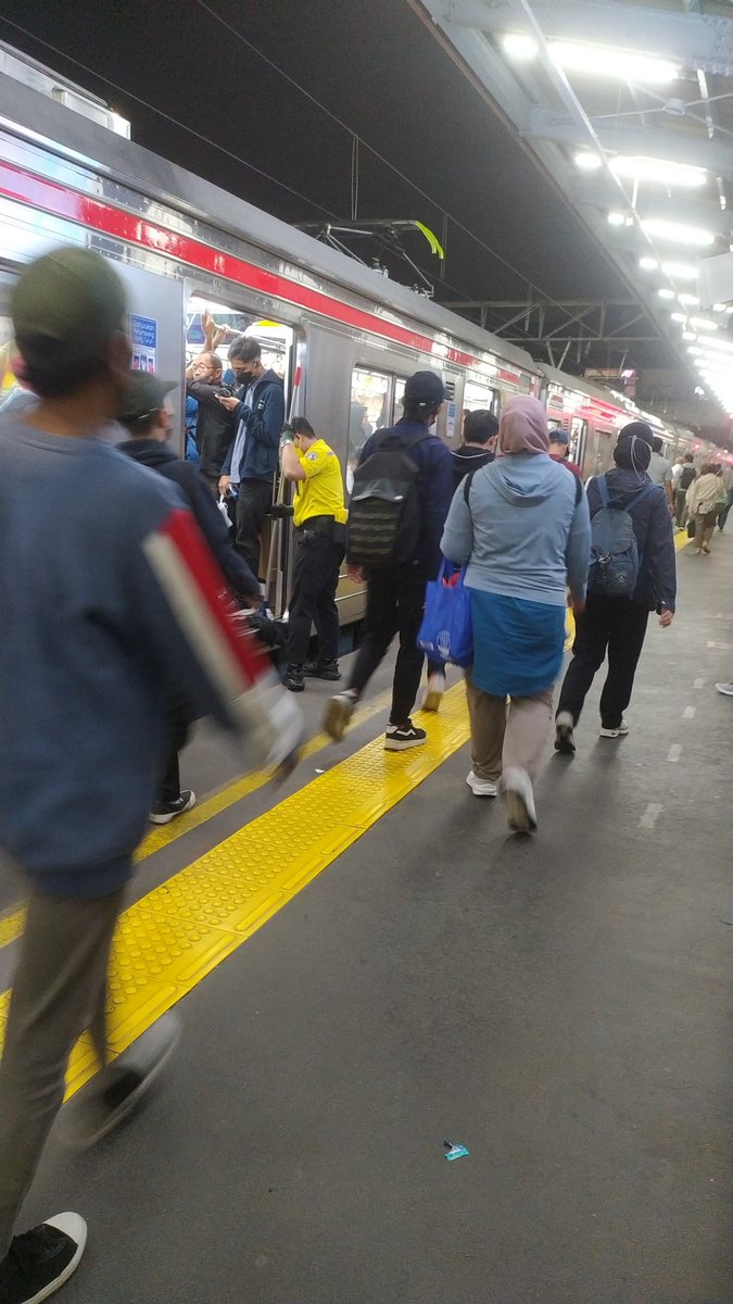 Tije1F's tweet photo. Tunggu kloter berikutnya aja ah..❤️
#dailycommute #commutinglife #greenline https://t.co/nitDy6j0c6