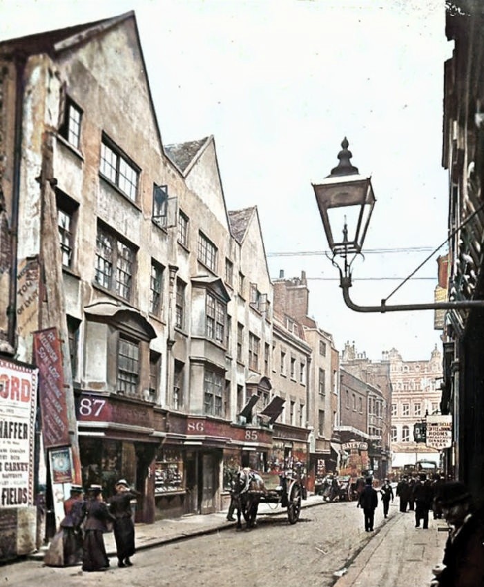 Knowledgepoint's tweet image. Then &amp;amp; Now: Fetter Lane, Fleet Street, London, 1910. 
Then a narrow, active street in the legal and commercial heart of the City. The street was a mix of old and new. Gas lamps were still common, but electric lighting was beginning to appear in shopfronts.