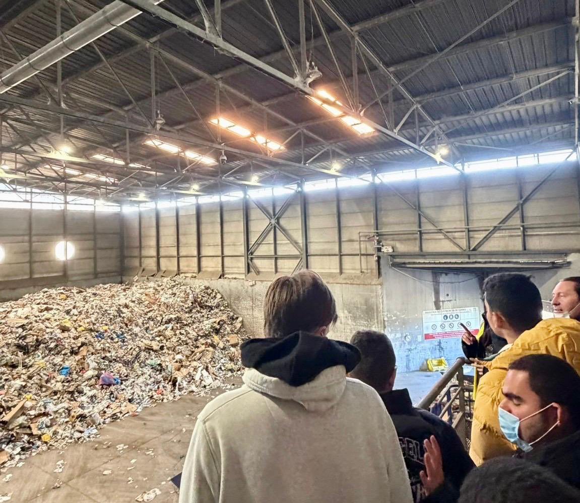 ♻️ Semaine Européenne de la Réduction des Déchets : mobilisation exemplaire de la Métropole Nice Côte d’Azur pour prévenir, trier, réduire.

On agit, concrètement. 👇

🍽️ Gaspillage alimentaire : pesée des déchets dans plusieurs groupes scolaires avec le Plan Alimentaire