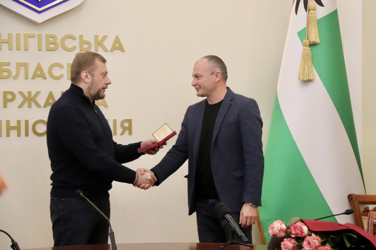 V_Chaus's tweet image. Передав 11 державних нагород військовим, медикам, освітянам і митцям. Сімом із них присвоєні почесні звання. 

За кожною відзнакою - історія сили. Вона про захист, працю, яка рятує життя, навчає дітей в укриттях і зберігає самобутню культуру. 

Дякую кожному.