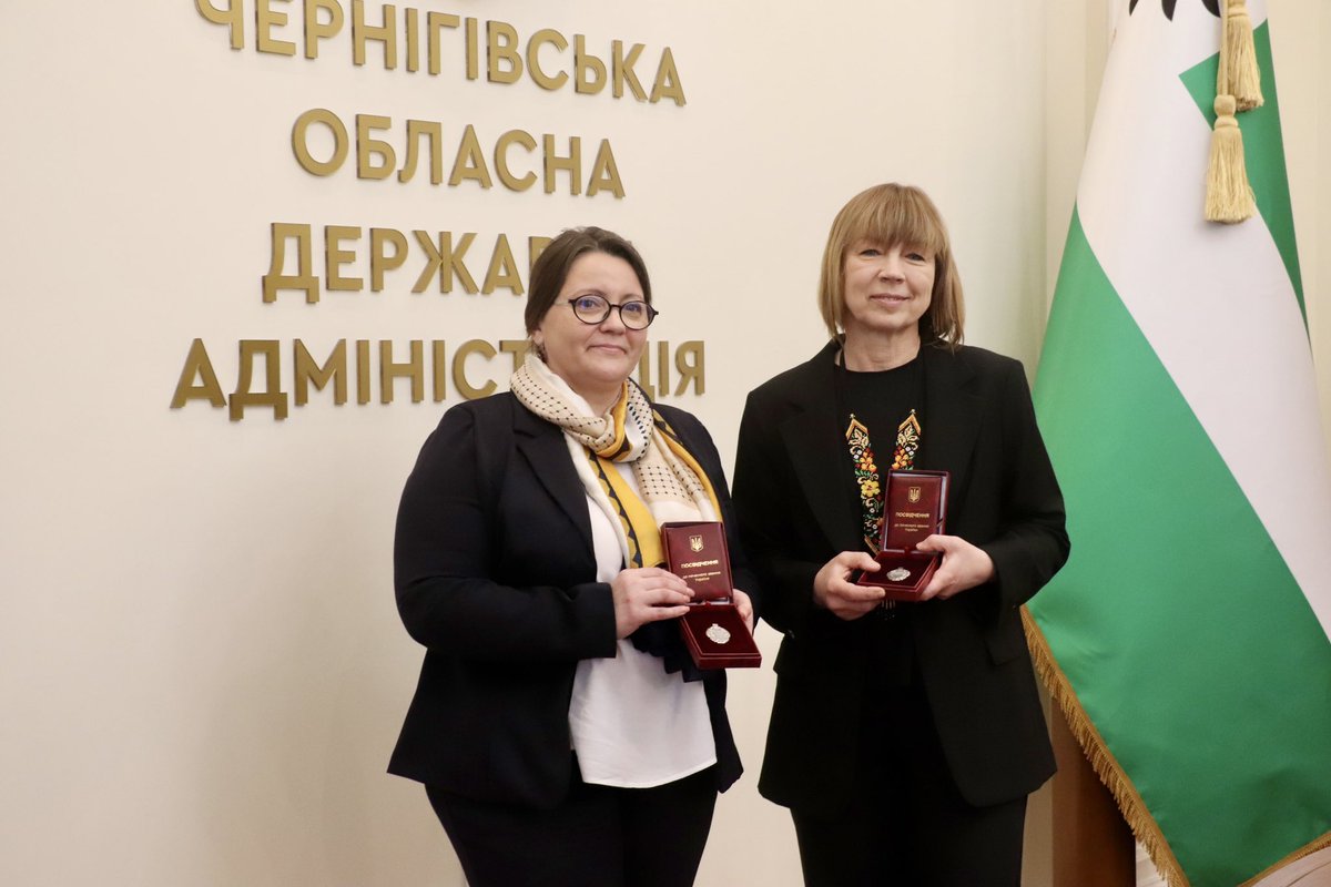 V_Chaus's tweet image. Передав 11 державних нагород військовим, медикам, освітянам і митцям. Сімом із них присвоєні почесні звання. 

За кожною відзнакою - історія сили. Вона про захист, працю, яка рятує життя, навчає дітей в укриттях і зберігає самобутню культуру. 

Дякую кожному.