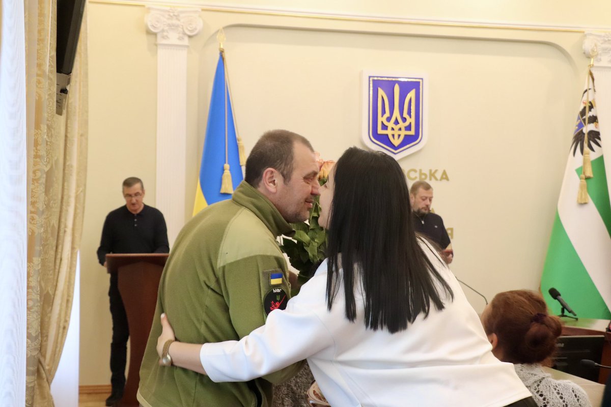 V_Chaus's tweet image. Передав 11 державних нагород військовим, медикам, освітянам і митцям. Сімом із них присвоєні почесні звання. 

За кожною відзнакою - історія сили. Вона про захист, працю, яка рятує життя, навчає дітей в укриттях і зберігає самобутню культуру. 

Дякую кожному.