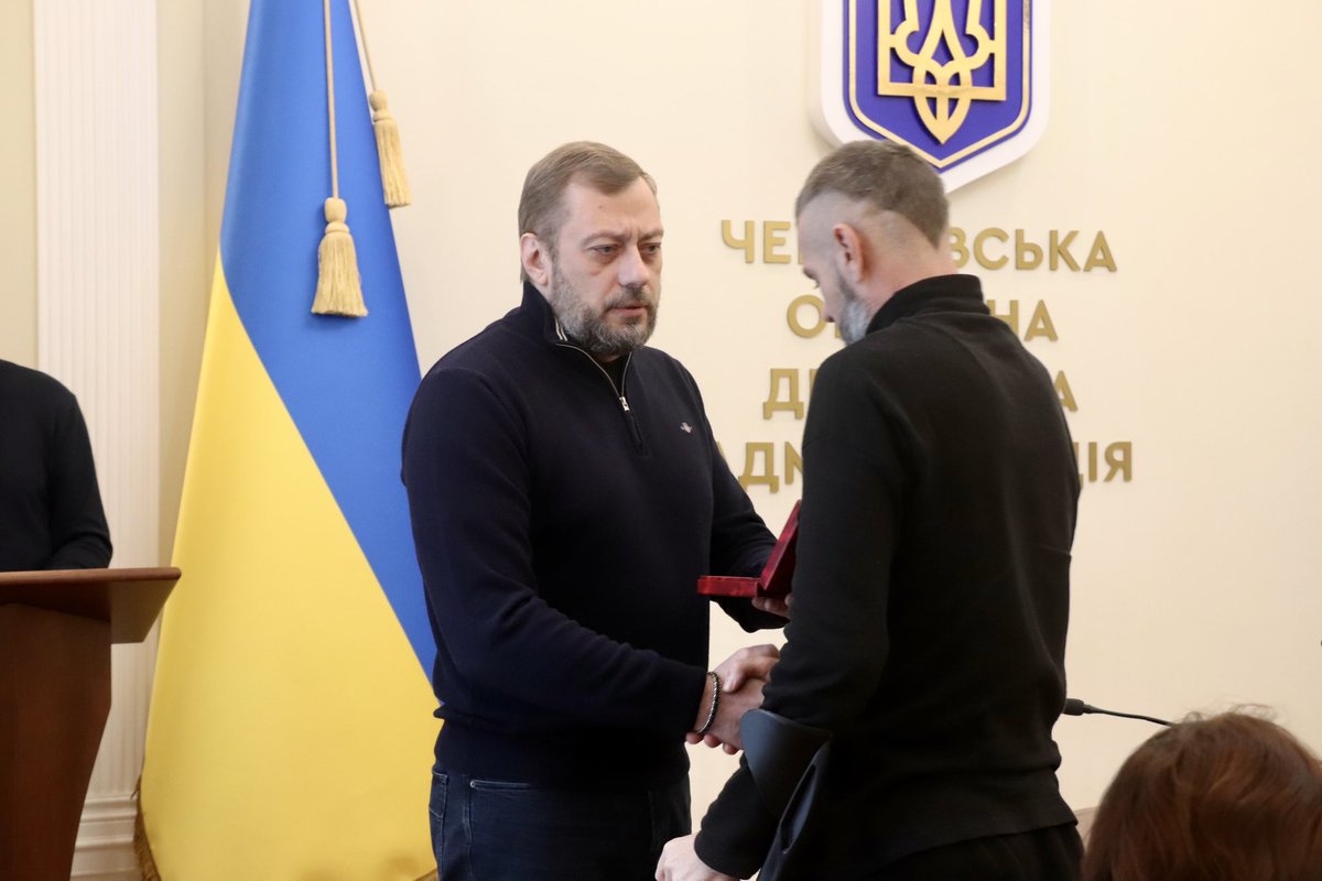 V_Chaus's tweet image. Передав 11 державних нагород військовим, медикам, освітянам і митцям. Сімом із них присвоєні почесні звання. 

За кожною відзнакою - історія сили. Вона про захист, працю, яка рятує життя, навчає дітей в укриттях і зберігає самобутню культуру. 

Дякую кожному.
