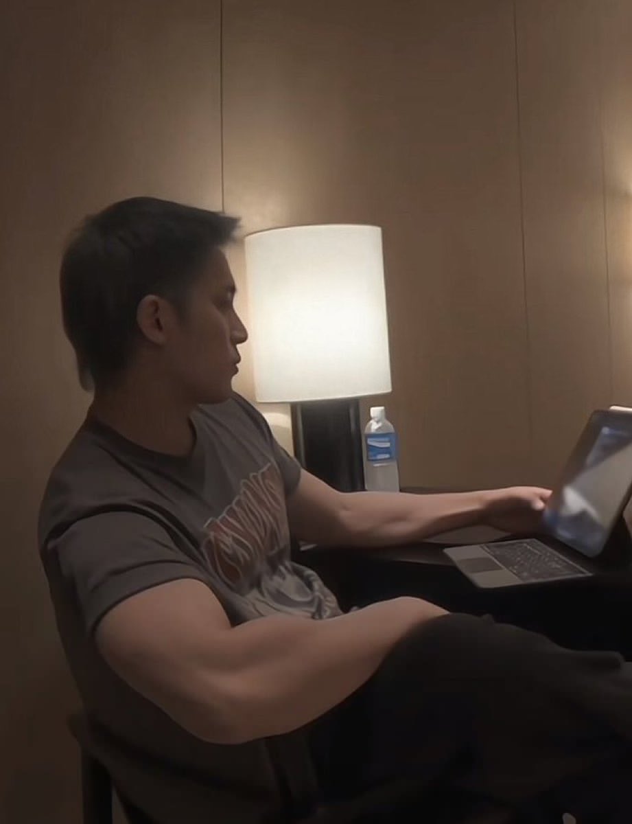 mrjonathx's tweet photo. still working (?) https://t.co/SXX3vdlWoE