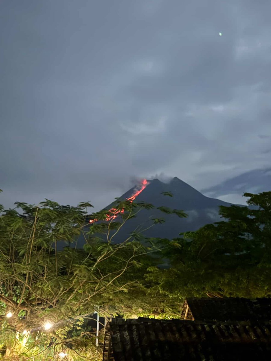 merapi_uncover's tweet image. [BREAKING NEWS] Luncuran Lava Pijar Gunung Merapi Terlihat Jelas dari Warung Kopi Merapi Cangkringan, Dentuman lumayan Keras Terdengar

Cangkringan — Aktivitas vulkanik Gunung Merapi kembali meningkat pada Senin malam. Pada pukul 18.44 WIB, pengunjung Warung Kopi Merapi…