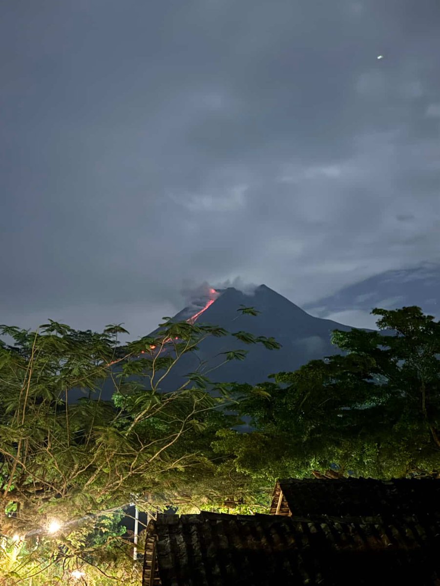 merapi_uncover's tweet image. [BREAKING NEWS] Luncuran Lava Pijar Gunung Merapi Terlihat Jelas dari Warung Kopi Merapi Cangkringan, Dentuman lumayan Keras Terdengar

Cangkringan — Aktivitas vulkanik Gunung Merapi kembali meningkat pada Senin malam. Pada pukul 18.44 WIB, pengunjung Warung Kopi Merapi…