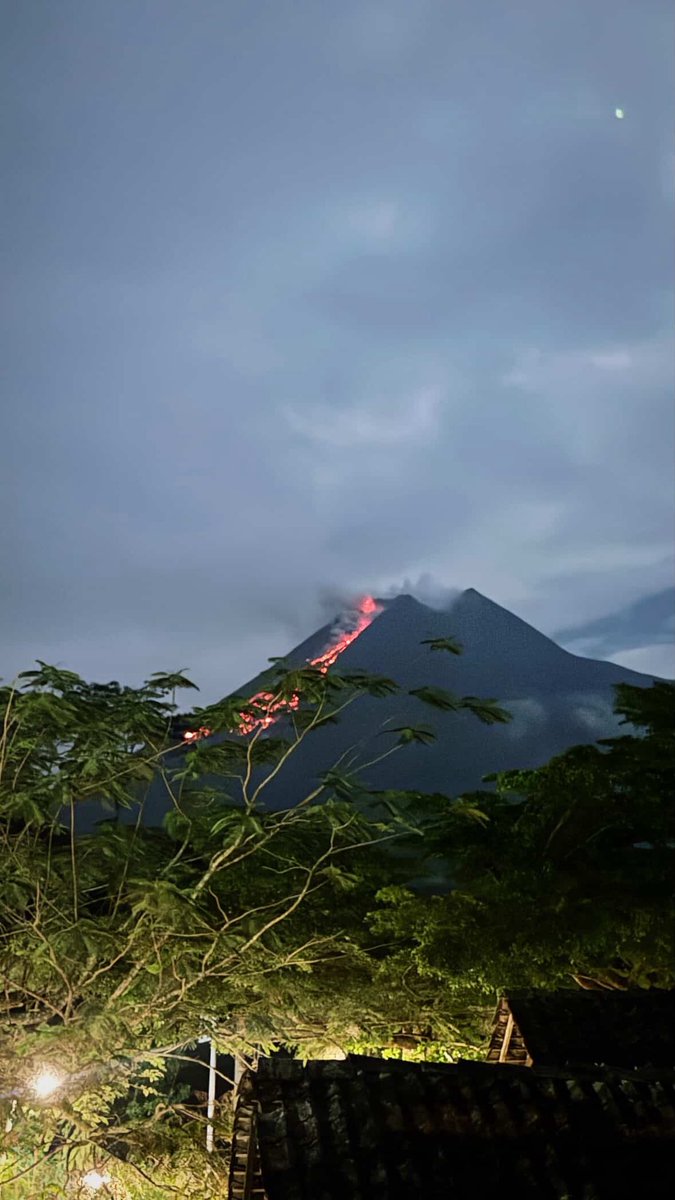 merapi_uncover's tweet image. [BREAKING NEWS] Luncuran Lava Pijar Gunung Merapi Terlihat Jelas dari Warung Kopi Merapi Cangkringan, Dentuman lumayan Keras Terdengar

Cangkringan — Aktivitas vulkanik Gunung Merapi kembali meningkat pada Senin malam. Pada pukul 18.44 WIB, pengunjung Warung Kopi Merapi…