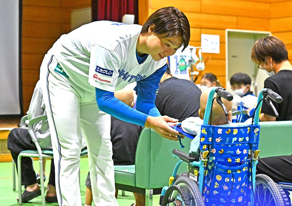 山崎福也　脳腫瘍手術を受けた北大病院で長期入院中の子どもに熱いメッセージ　先発争い言及の一問一答も | 道新スポーツ | DOSHIN SPORTS doshinsports.com/article_detail… <a href="/doshinsports/">道新スポーツ</a>より #lovefighters