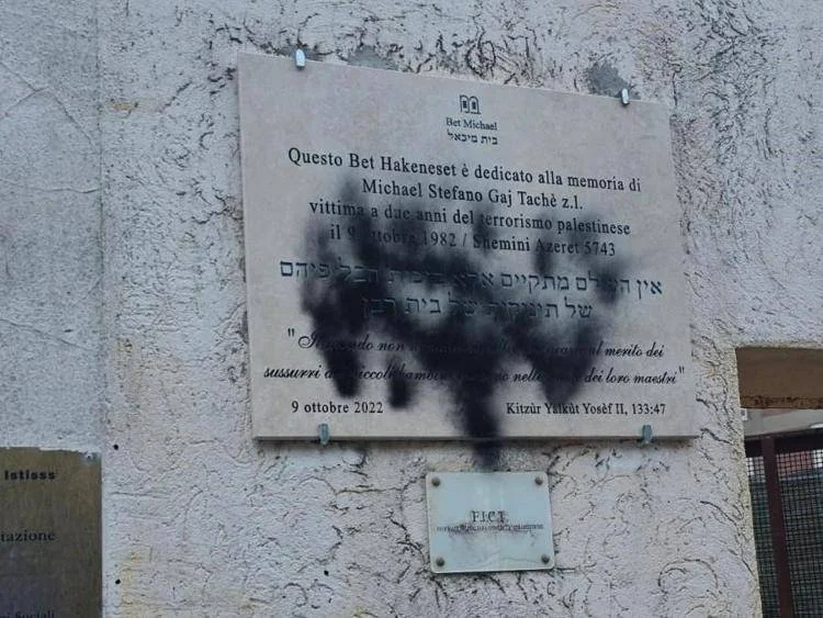 Infofatti's tweet image. #Roma, vandalizzati muri sinagoga e targa per Stefano Gaj Taché a Monteverde: in azione due persone incappucciate
La #Digos di Roma è al lavoro sulle telecamere installate nella zona che avrebbero ripreso i due responsabili