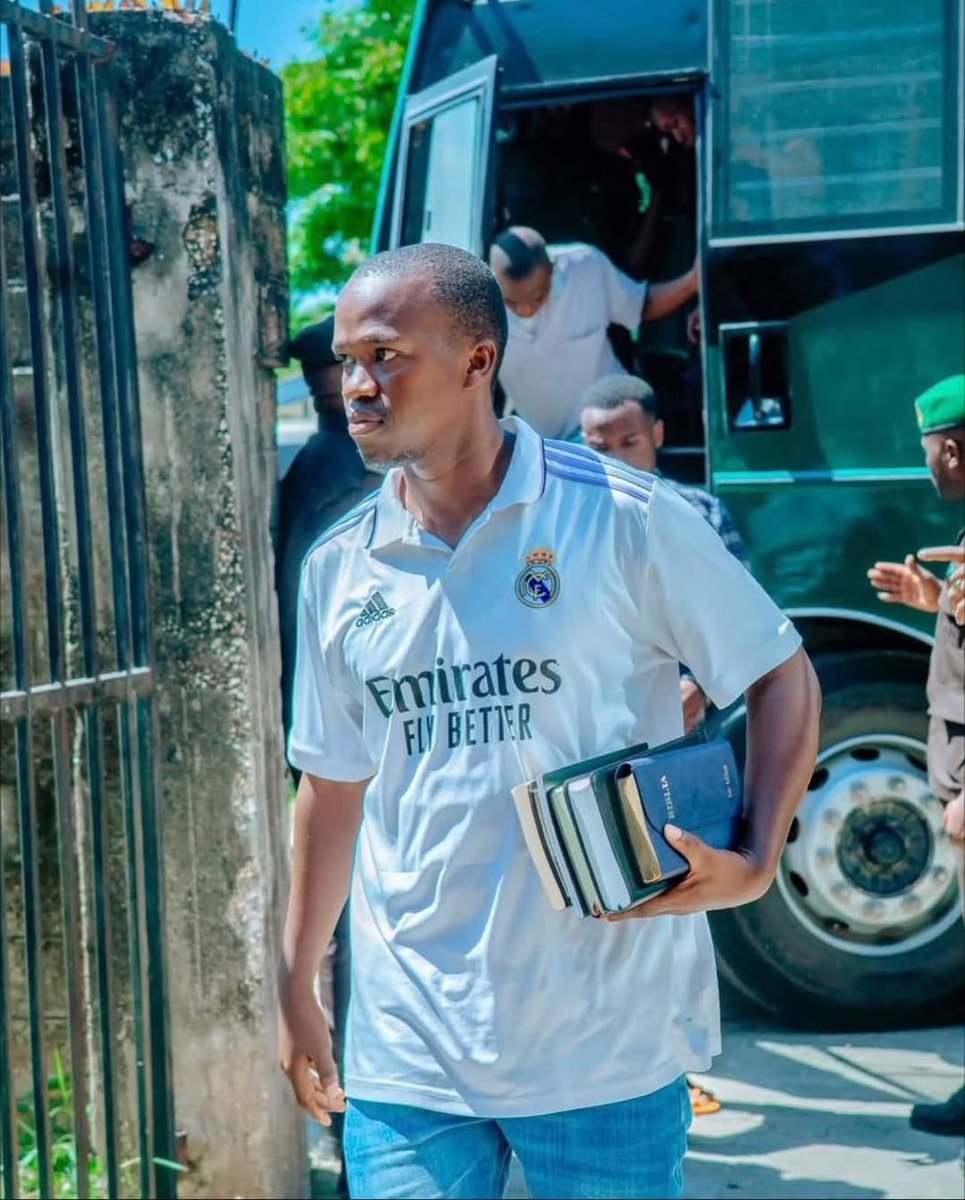 Kijana anapitia asichostahili

Naamini Mungu yupo upande wake

SAMIA SULUHU MUACHIENI MIKE

#FreeChavala