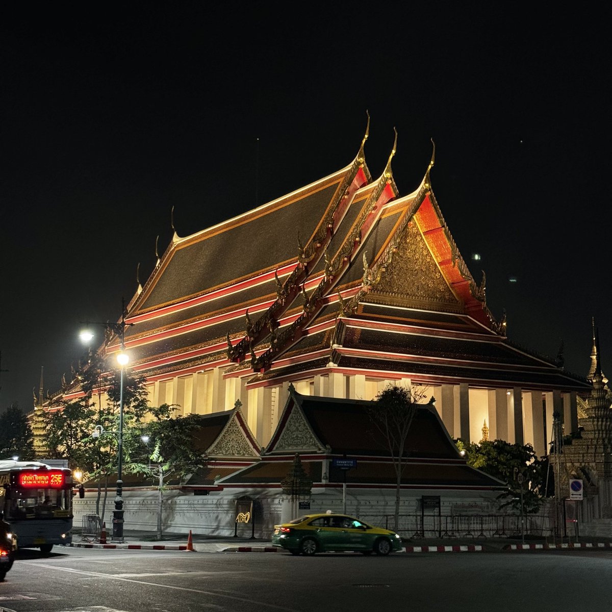 lostyouinmay's tweet image. แอบเชียร์ให้มาเดินเล่นแถวท่าเตียนช่วงกลางคืนตอนเปิดไฟ mood ดีมากจริง โรแมนติกมากวิวคือใช้คำว่าสวยได้โคตรเปลือง ㅠㅠ ช่วงนี้คืออากาศเย็นด้วย มาเดินเล่นถ่ายรูปละแวกนั้นได้รูปสวยๆเยอะมาก