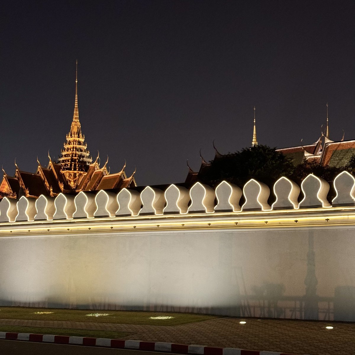 lostyouinmay's tweet image. แอบเชียร์ให้มาเดินเล่นแถวท่าเตียนช่วงกลางคืนตอนเปิดไฟ mood ดีมากจริง โรแมนติกมากวิวคือใช้คำว่าสวยได้โคตรเปลือง ㅠㅠ ช่วงนี้คืออากาศเย็นด้วย มาเดินเล่นถ่ายรูปละแวกนั้นได้รูปสวยๆเยอะมาก