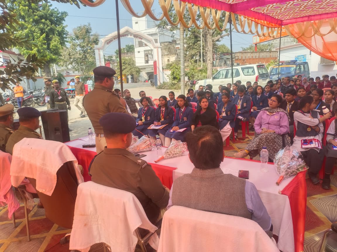 balrampurpolice's tweet image. #BalrampurPolice
यातायात माह नवंबर के समापन के अवसर पर #AddlSP द्वारा भाषण, रंगोली आदि विभिन्न प्रतियोगिताएं में उत्कृष्ट स्थान प्राप्त करने वाले छात्र/छात्राओं तथा यातायात माह नवंबर में उत्कृष्ट कार्य करने वाले पुलिसकर्मियों को मेडल तथा प्रशस्तिपत्र देकर सम्मानित किया गया।