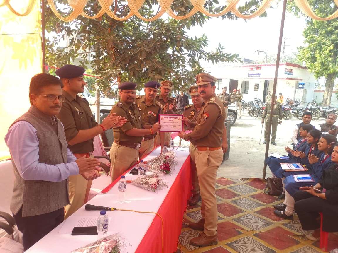 balrampurpolice's tweet image. #BalrampurPolice
यातायात माह नवंबर के समापन के अवसर पर #AddlSP द्वारा भाषण, रंगोली आदि विभिन्न प्रतियोगिताएं में उत्कृष्ट स्थान प्राप्त करने वाले छात्र/छात्राओं तथा यातायात माह नवंबर में उत्कृष्ट कार्य करने वाले पुलिसकर्मियों को मेडल तथा प्रशस्तिपत्र देकर सम्मानित किया गया।