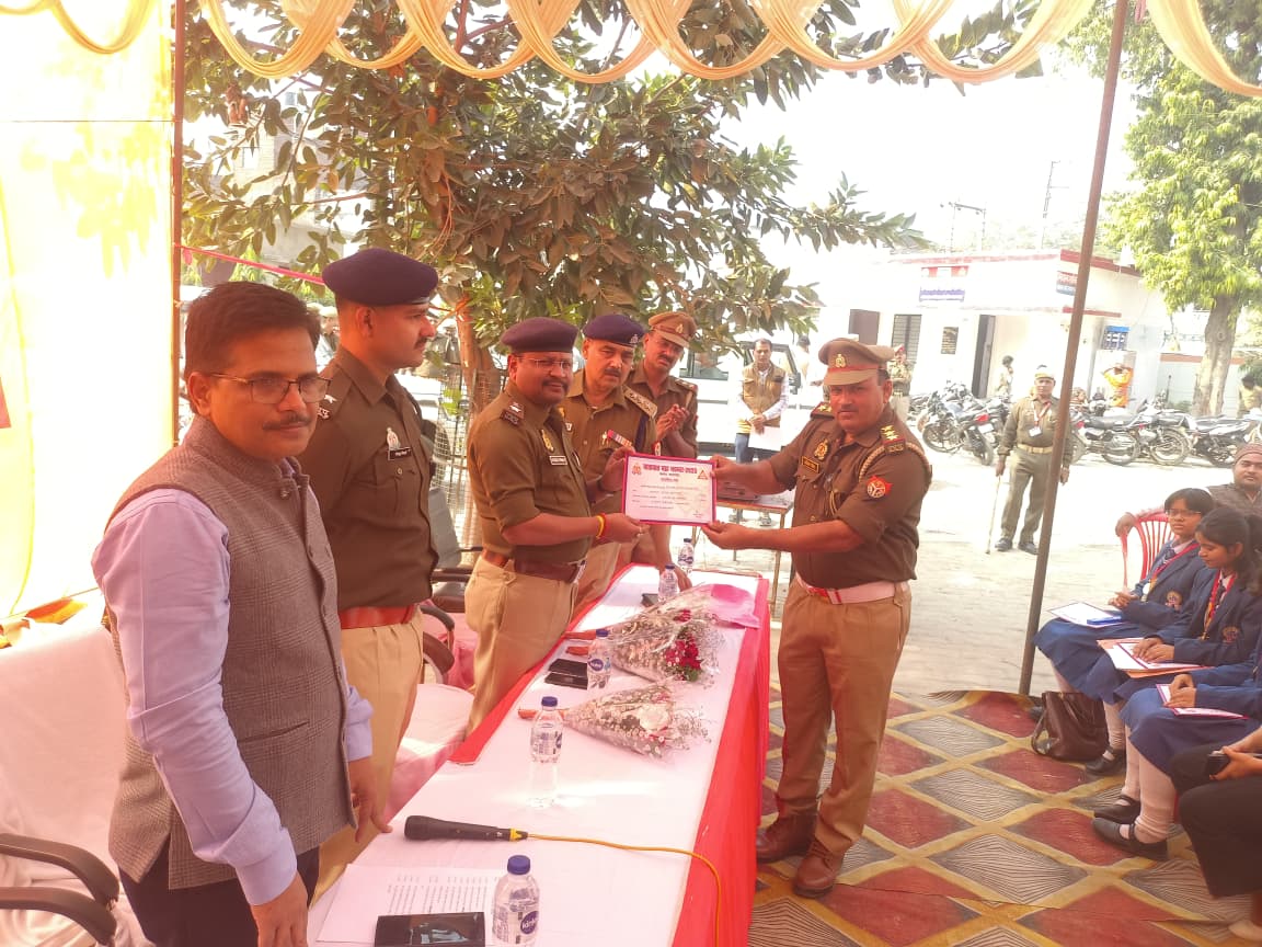 balrampurpolice's tweet image. #BalrampurPolice
यातायात माह नवंबर के समापन के अवसर पर #AddlSP द्वारा भाषण, रंगोली आदि विभिन्न प्रतियोगिताएं में उत्कृष्ट स्थान प्राप्त करने वाले छात्र/छात्राओं तथा यातायात माह नवंबर में उत्कृष्ट कार्य करने वाले पुलिसकर्मियों को मेडल तथा प्रशस्तिपत्र देकर सम्मानित किया गया।