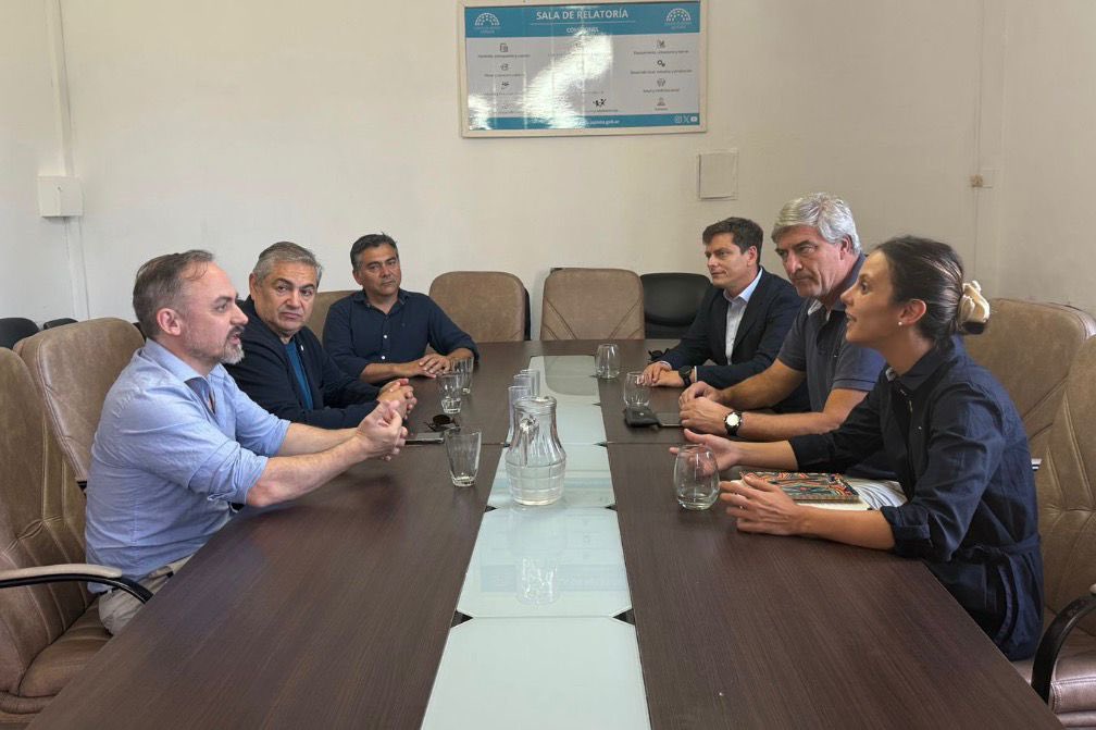 ucr_lp's tweet photo. TRABAJO CONJUNTO CON EL SECTOR PRODUCTIVO

Nos reunimos con referentes de CEPBA, CRECEBA y CALPO para avanzar en acciones conjuntas a partir del nuevo Régimen de Fomento a las Energías Renovables, impulsado por @manuforneris y acompañado por nuestro bloque de la UCR. https://t.co/556pP9dWKc