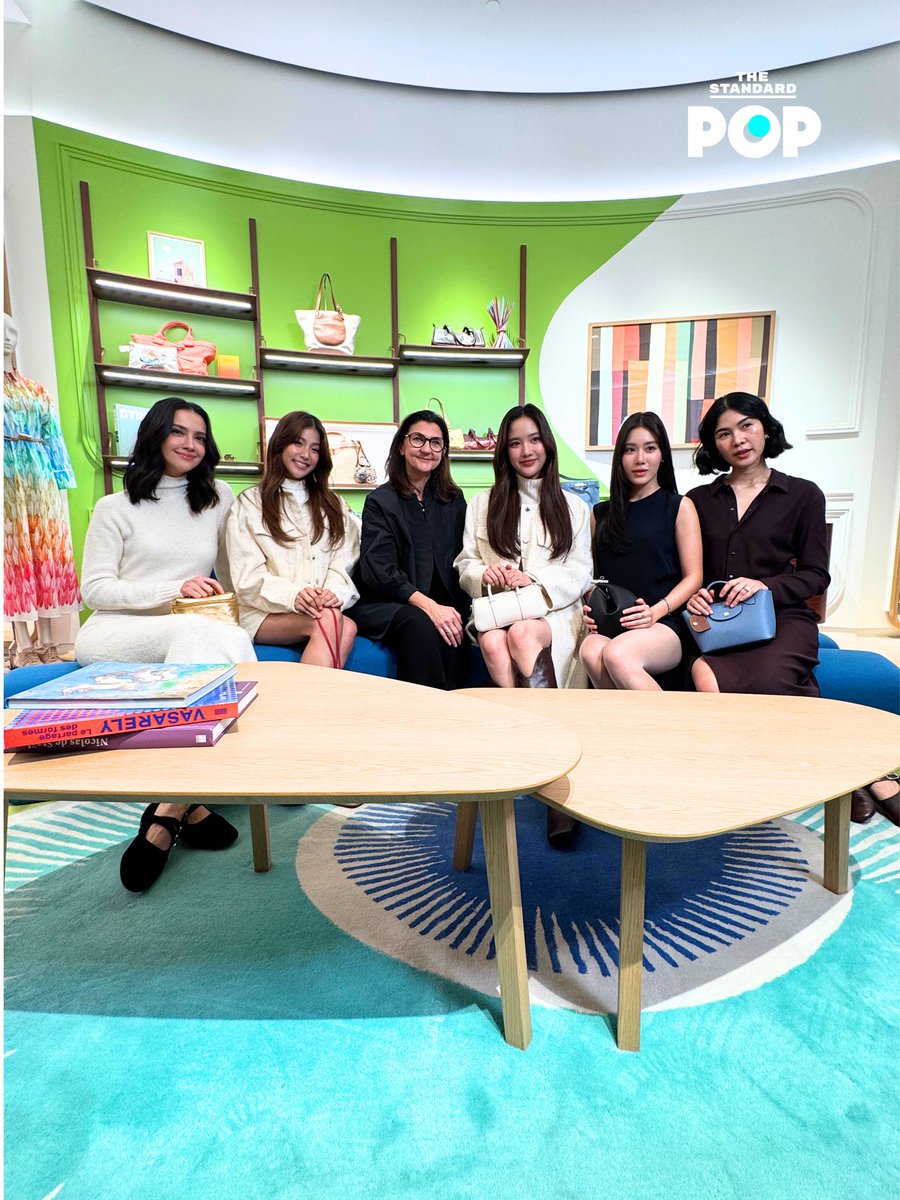 ฟรีน สโรชา, ใบปอ ธิติยา, เบลล์ เขมิศรา, ซาร่า เล็กก์ และ พราว อรณิชา กับ Sophie Delafontaine อาร์ทิสติกไดเรกเตอร์ของ Longchamp ที่งานพรีวิวคอลเล็กชัน Spring/Summer 2026 ที่ร้านสาขา Central Embassy 
.
#srchafreen 
#LongchampSS26xFreen
#bbaiporuary 
#kemisarap 
#proud_olives