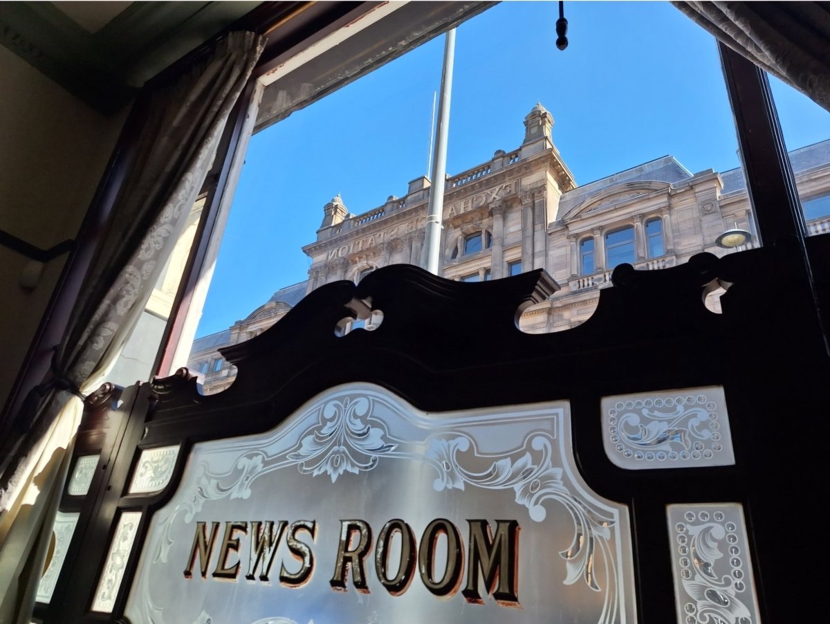 birdcampics's tweet image. The Lion Tavern, Liverpool with a still from the Yellow Submarine movie of the same window!
#AlphabetChallenge #WeekWforWindows