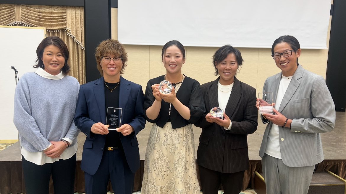 bic_beequeen's tweet photo. JD.LEAGUE AWARDS 2025受賞式
個人表彰　東地区
最多盗塁賞　　　　　川村莉沙
ベストナイン一塁手　内藤実穂

JDリーグ特別表彰
リーグ通算250勝&amp;2500奪三振
　　　　　　　　　　上野由岐子
リーグ通算200打点　藤田倭

応援ありがとうございました😊
見逃し配信はこちら
https://t.co/IGssTUqKbs https://t.co/6uIDEuLDr1