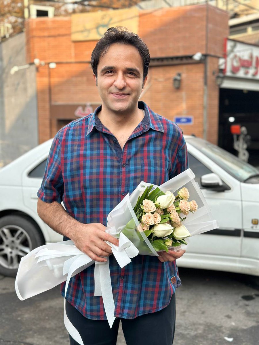 #ضیا_نبوی 
ضیا دقایقی پیش از زندان آزاد شد. ❤️
من و خانواده‌م قدردان زحمات  آقای نیلی و رئیسیان هستیم که در این مدت وکالت ضیا رو به عهده داشتن. 
<a href="/MostafaNili58/">مصطفی نیلی</a> 
<a href="/amirreiis/">امير رئيسيان AMIR RAESIAN</a> 
به امید آزادی همه زندانیان سیاسی ✌️