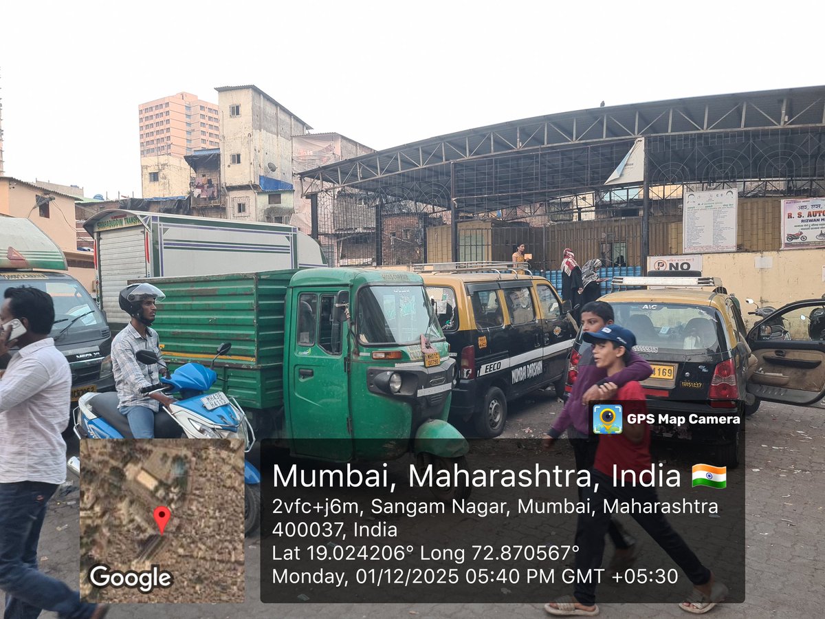 mumbaiissue1's tweet photo. Infront of Apla Dawakhana, whole hospital gate blocked for parked vehicles illegaly also parked DECLARED NO PARKING ZONE,  emergency service but uber Taxi parked every @MTPHereToHelp  @CPMumbaiPolice @mybmcWardFN @mybmcWardFN https://t.co/qPYU9KWKB4