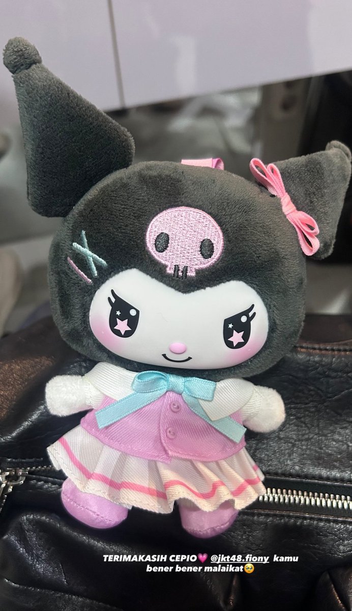 Jesi nangis2 pengen kuromi seifuku tapi gak dapet terus marah ke semua orang di bumi ini yg lebih kuromi dari pada dia tapi akhirnya jesi dapet kuromi seifuku dari cepio