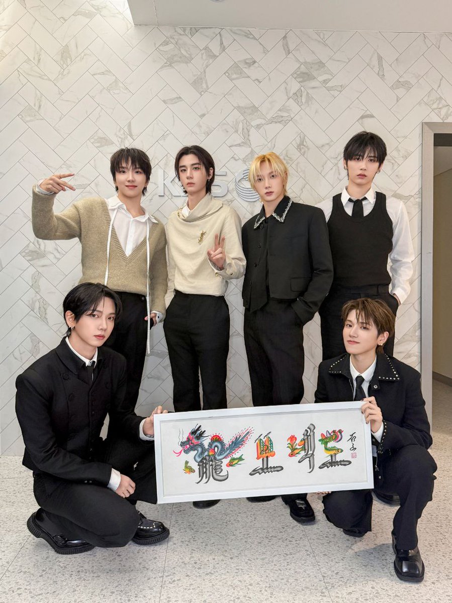 Having the opportunity to perform in front of many extraordinary actors at The 46th Blue Dragon Film Awards is a great honor. We really enjoyed our wonderful time there and hope you all enjoyed our performance too!