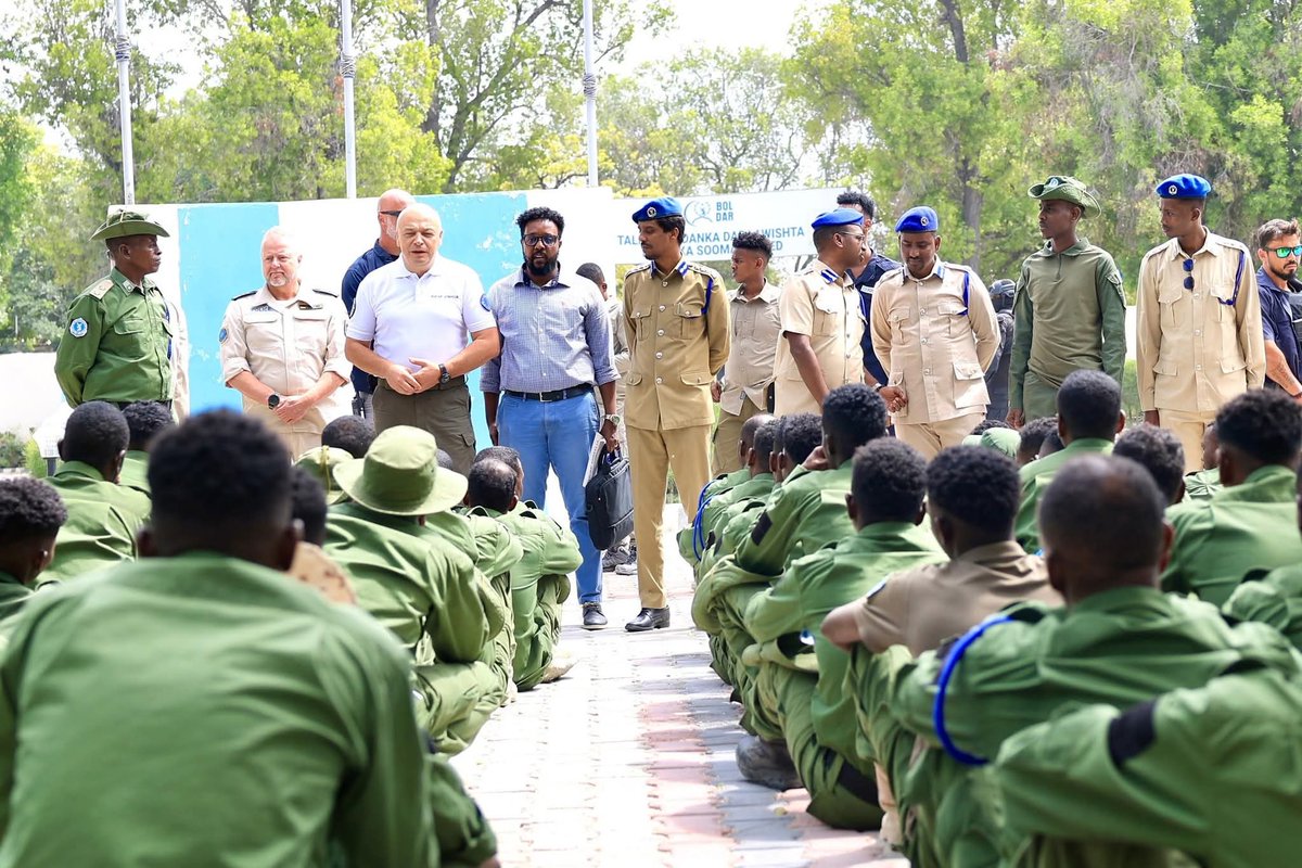 Somalianews0's tweet photo. Taliyaha Ciidanka Boliiska Maj. Gen. Asad Cismaan Cabdullaahi ayaa #EUCUP ka mahadceliyey taageerada ay siiso Ciidanka Daraawiishta Boliiska, kuwaas oo ilaalinaya xuquuqda muwaadiniinta, sugaya amniga, isla markaana ka shaqeynaya Doorashada Qof & Cod.
#Somalia #Security #sstvi https://t.co/KB9tgofo56