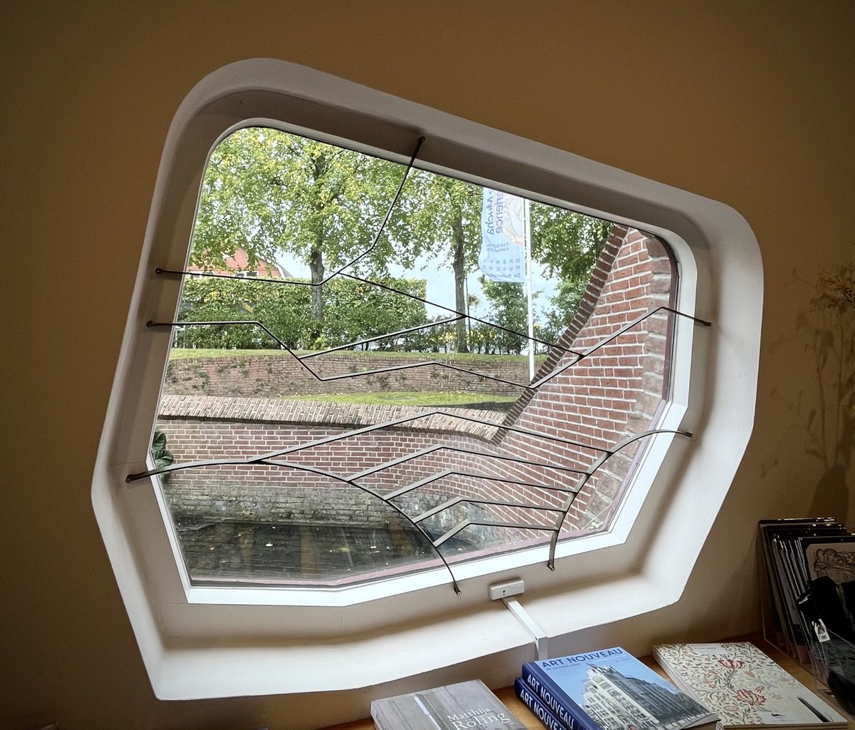 idanoomen's tweet image. #AlphabetChallenge
#WeekWforWindows

Looking outside from Museum De Buitenplaats in Eelde, NL